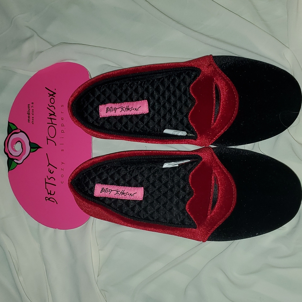 Betsey Johnson cozy slippers medium 7 to 8 red hot lips